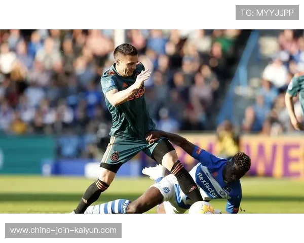 阿贾克斯前场细腻配合十分亮眼