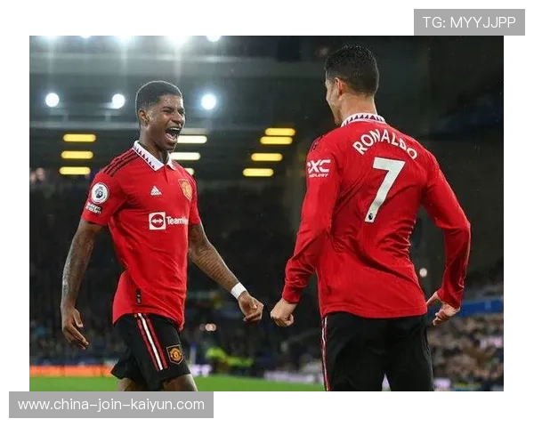 曼联再现脚后跟配合，拉什福德内切一脚见分晓